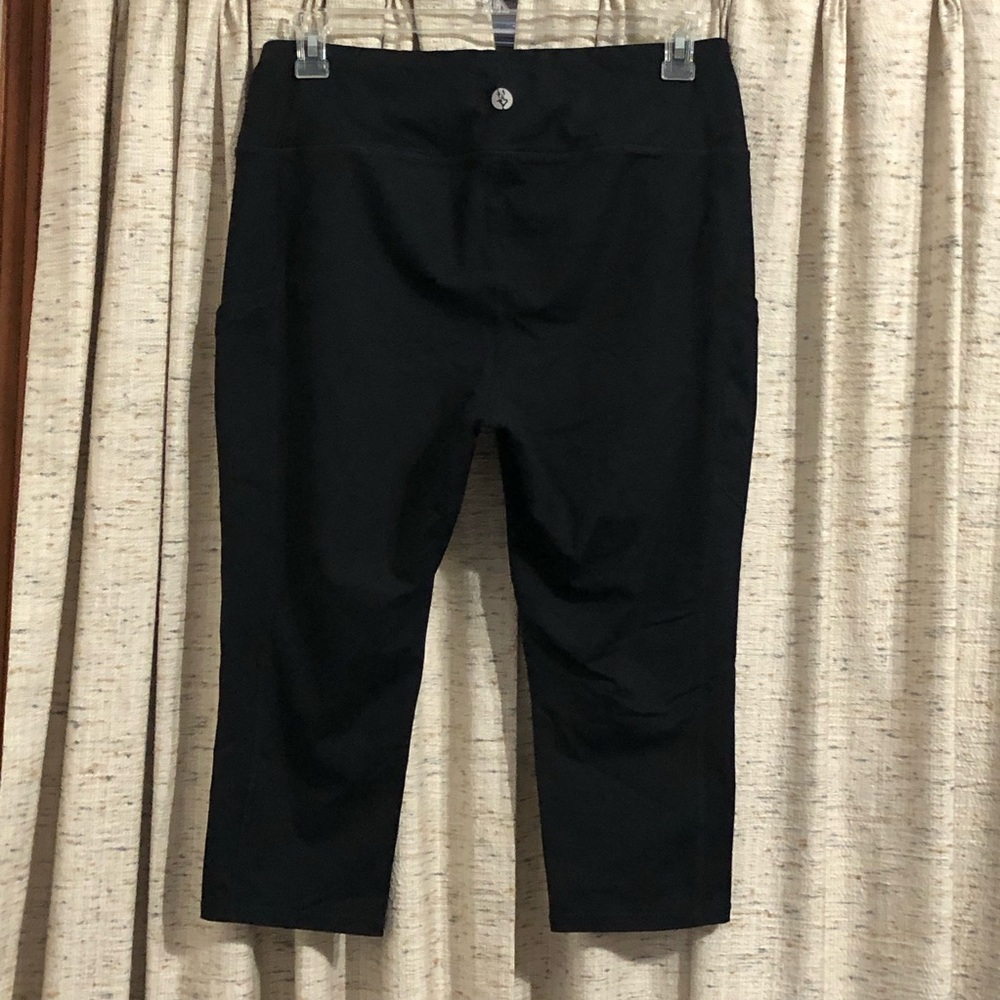 Torrid TRU Capri Side Pocket Active Legging - 2X - Picture 4 of 6
